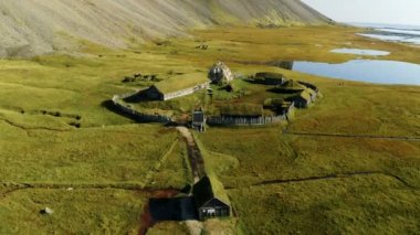 Stokksnes 'de Viking köyü olan İzlanda hava manzarası. Güneşli bir günde Vestrahorn Dağı Panoraması.
