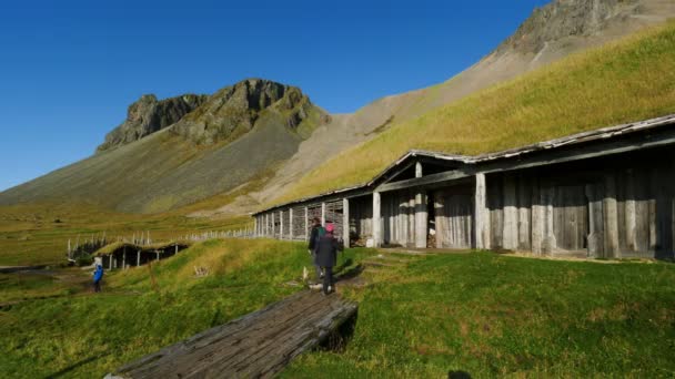 冰岛斯托克克尼斯的一个维京村庄里的游客 阳光灿烂的Vestrahorn山全景 — 图库视频影像