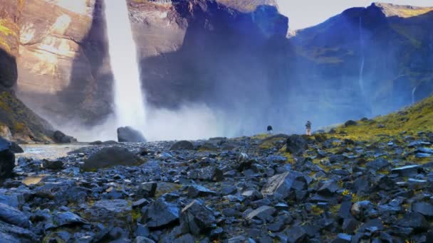 Água Caindo Cachoeira Haifoss Islândia Forças Natureza Ecologia Fundo Conceito — Vídeo de Stock