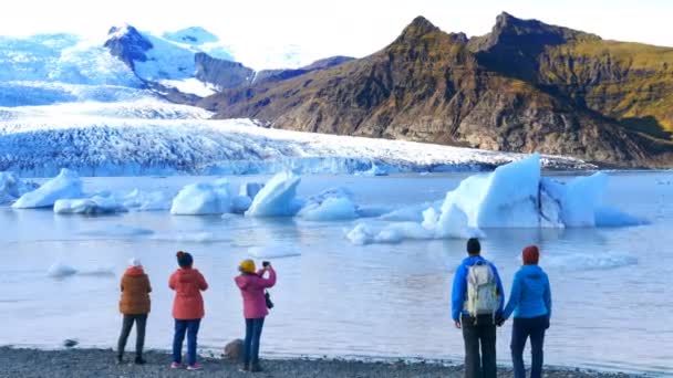 Turisté Užívají Nádherný Výhled Ledovec Fjallsarlon Lagunu Islandu Při Západu — Stock video