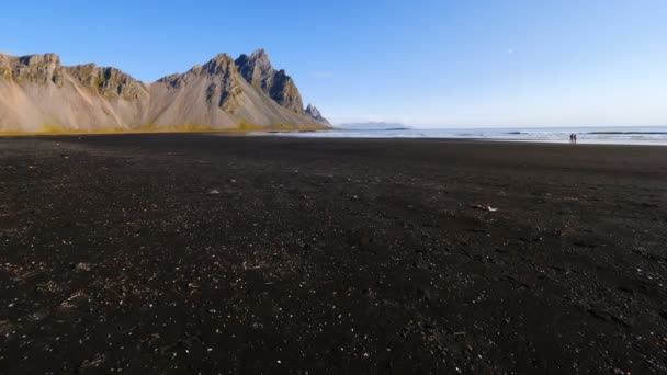 Turisti Nella Spiaggia Sabbia Nera Stokksnes Montagna Vestrahorn Sullo Sfondo — Video Stock