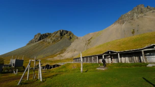 Turisté Vikingské Vesnici Stokksnes Island Panorama Vestrahornu Slunečného Dne — Stock video