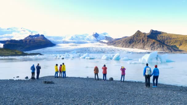 アイスランドのFjallsarlon 2019年11月 アイスランドの風景 観光客は日没時にFjallsarlon氷河とラグーンの壮大な景色を楽しむ — ストック動画