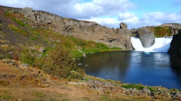 阳光普照的冰岛哈尔帕福斯瀑布和泻湖景观全景 — 图库视频影像