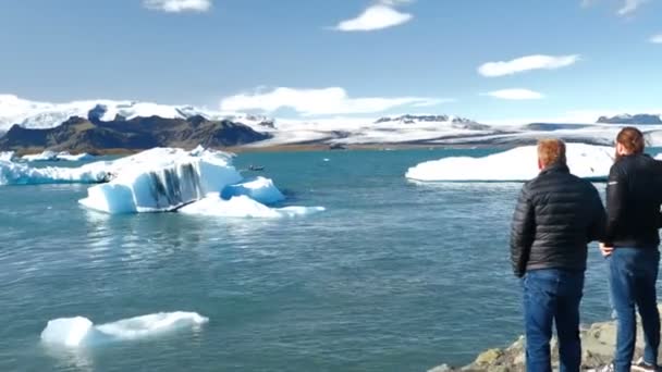 Des Touristes Visitent Glacier Les Icebergs Jokulsarlon Flottant Dans Lagune — Video