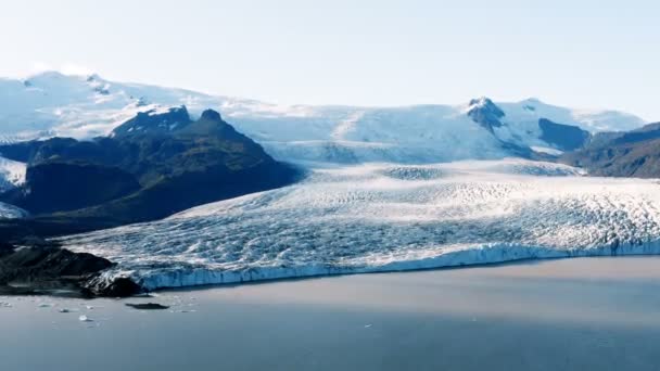 アイスランドの風景 Fjallsarlon氷河と日没のラグーンの壮大な空の景色 — ストック動画