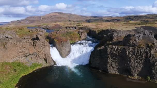 Epic Vista Aérea Del Dron Volando Sobre Paisaje Cascada Hjalparfoss — Vídeos de Stock