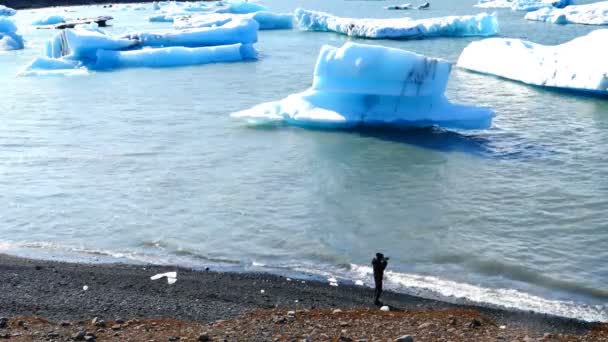 Tourists Taking Pictures Jokulsarlon Glacier Icebergs Floating River One Most — 비디오