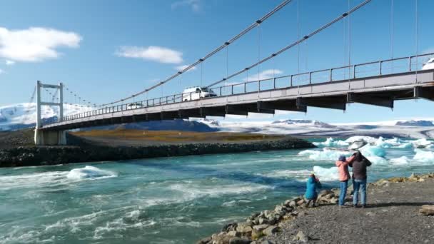 Bro Över Jokulsarlon Glaciär Och Isberg Flyter Floden Mest Turistiska — Stockvideo