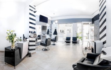 Masası, bitkisi ve afişi olan bir güzellik salonunda resepsiyon. Kuaför salonu..