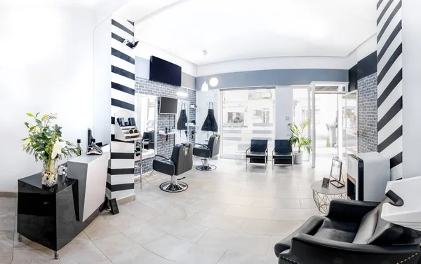 Empfang Einem Schönheitssalon Mit Schreibtisch Pflanzen Und Bannern Friseursalon Innen — Stockfoto