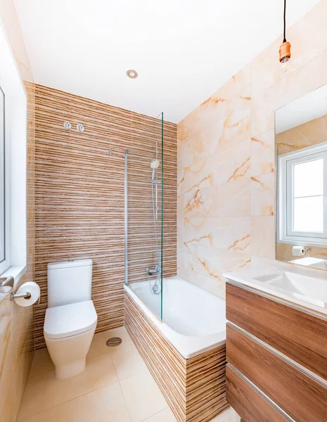 Czyste Jasne Wnętrze Łazienki Białą Toaletą Marmurowe Płytki Oryginalna Przestrzeń — Zdjęcie stockowe
