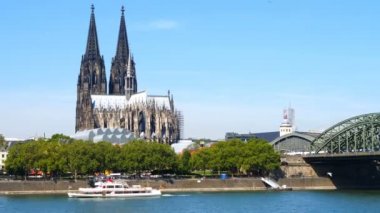 Köln, Almanya. Ekim 2019 civarı. Güneşli bir günde Ren Nehri üzerindeki Hohenzollern Köprüsü. Köln, Almanya 'nın güzel şehirleri. Arkasında katedral ve büyük St. Martin Kilisesi var.