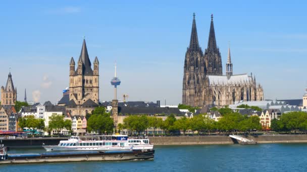 2019年10月 在阳光明媚的日子里 在莱茵河上的霍亨佐伦桥 以主教座堂和圣马丁大教堂为背景的德国科隆美丽的城市景观 — 图库视频影像