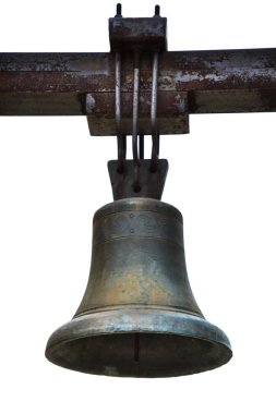 Beyaz arka planda izole edilmiş antik demir çan asılı.