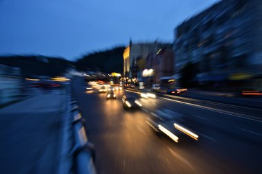 Akşam şehir trafik ışıkları hız bulanık hareket
