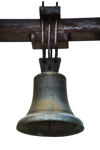 Beyaz arka planda izole edilmiş antik demir çan asılı.