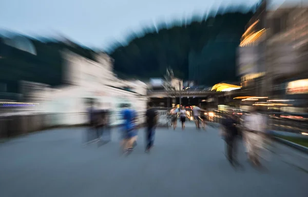 Bulanık hareketi hızlandıran gece şehri yürüyen insanlar