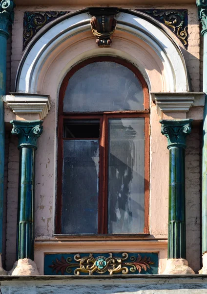 Yazın güzel antik pencere