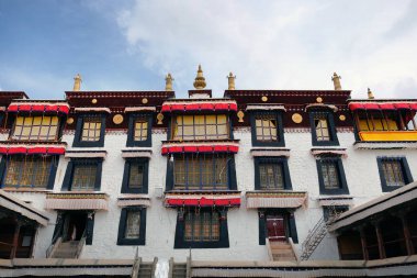 Lhasa, Tibet 'teki Drepung Manastırı' nın ön bahçesi. Mavi gökyüzüne karşı beyaz duvarlar..