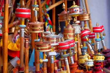 Tibet 'in Lhasa kentindeki yerel bir pazarda geleneksel Tibet dua tekerleri açıldı.