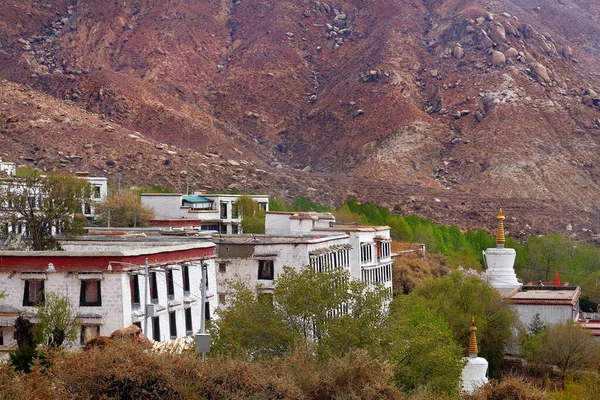 Vista de las montañas de color marrón que rodean las paredes blancas del Monasterio Drepung en Lhasa, Tibet . —  Fotos de Stock