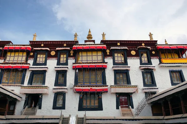 Utsikt över framsidan av Drepung klostret i Lhasa, Tibet, med vita väggar mot en blå himmel. — Stockfoto