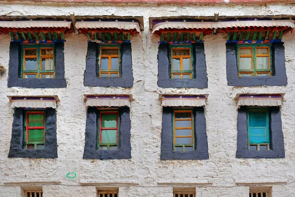 White walls and colorful windows of the Sera Monastery in Lhasa, Tibet. — Stockfoto