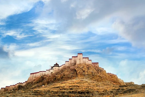 Kilátás a tibeti erőd Gyantse, szemben a kék ég borított fehér felhők. — Stock Fotó