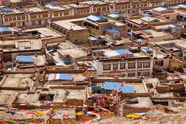 Felső nézet a hagyományos tibeti házak Gyantse, kék és barna tetők. — Stock Fotó