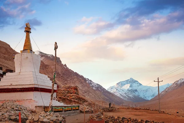 View of Mount Everest from the RongPu Monastery, at the Everest Base Camp in Tibet, against a colorful morning sky. — Stock Fotó