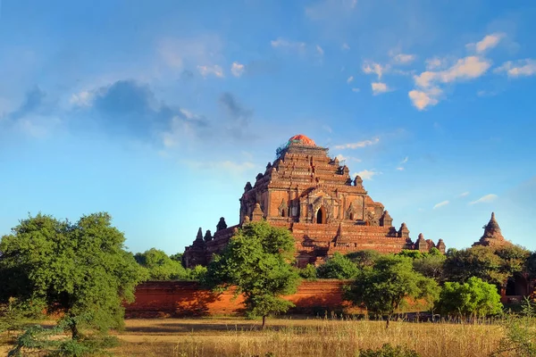 Blauwe lucht boven tempels omgeven door groene vegetatie in het oude Bagan, Myanmar. — Stockfoto