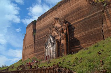 Mingun, Mandalay 'daki Birmanya Pagoda' sının çevresi yeşil bitki örtüsüyle çevrili, mavi gökyüzüne karşı..