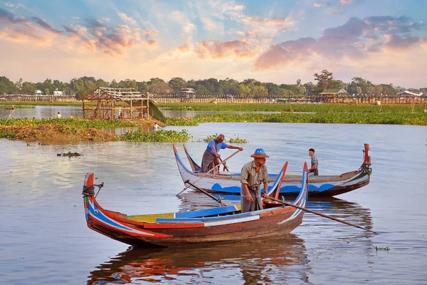 Mandalay yakınlarındaki U Bein Köprüsü 'nün yanındaki Taung Tha Man Gölü' nde, renkli bir günbatımı gökyüzüne karşı geleneksel renkli tekneler.. — Stok fotoğraf