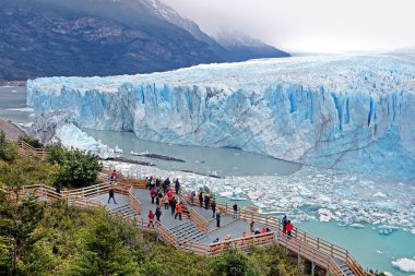 El Calafate, Arjantin 'deki Perito Moreno Buzulu' nun panoramik manzarası gri ve bulutlu bir gökyüzüne karşıdır..