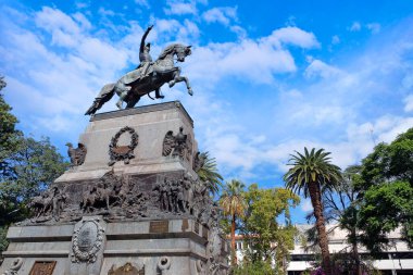General Jose De San Martin 'in heykeli, Cordoba, Arjantin' de, beyaz bulutlarla kaplı mavi gökyüzüne karşı.
