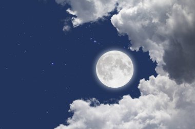 Yıldızlı ve bulutlar arka plan ile dolunay. Romantik gece. 