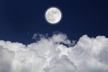 Yıldızlı ve bulutlar arka plan ile dolunay. Romantik gece. 