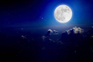Yıldızlı ve bulutlar arka plan ile dolunay. Romantik gece. 