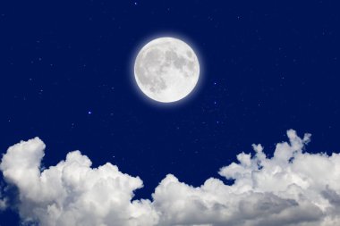 Yıldızlı ve bulutlar arka plan ile dolunay. Romantik gece. 