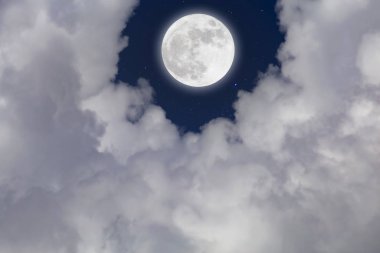 Yıldızlı ve bulutlar arka plan ile dolunay. Romantik gece. 