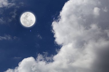 Yıldızlı ve bulutlar arka plan ile dolunay. Romantik gece. 