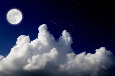 Yıldızlı ve bulutlar arka plan ile dolunay. Romantik gece. 