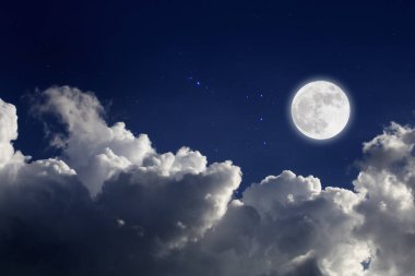 Yıldızlı ve bulutlar arka plan ile dolunay. Romantik gece. 