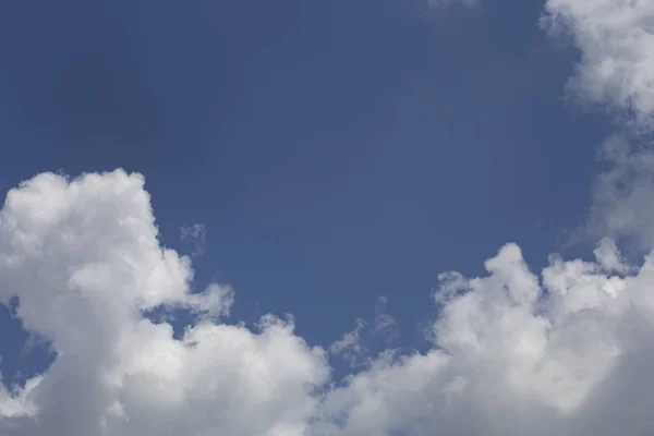 Céu azul bonito e nuvens. Relaxar conceito . — Fotografia de Stock
