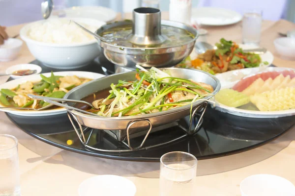 Déjeuner à l'hôtel. Style de plats chinois . — Photo