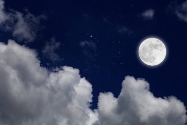 Yıldızlı ve bulutlar arka plan ile dolunay. Romantik gece. 