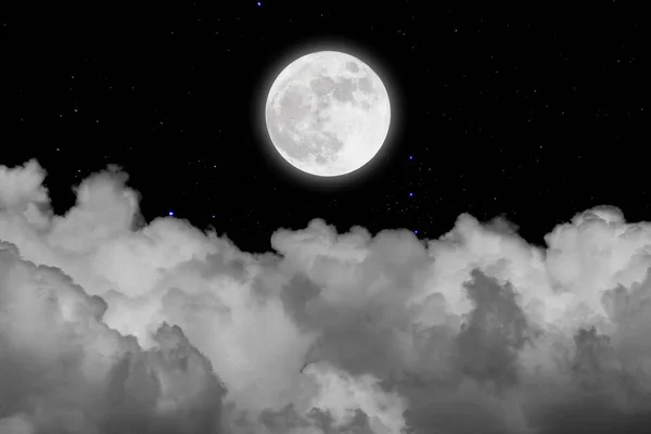 Yıldızlı ve bulutlar arka plan ile dolunay. Romantik gece. 