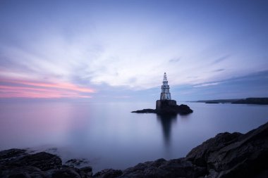 Deniz feneri güneş doğmadan önce