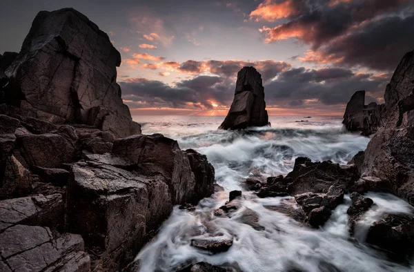 Větrno sunrise v Burgaském zálivu — Stock fotografie